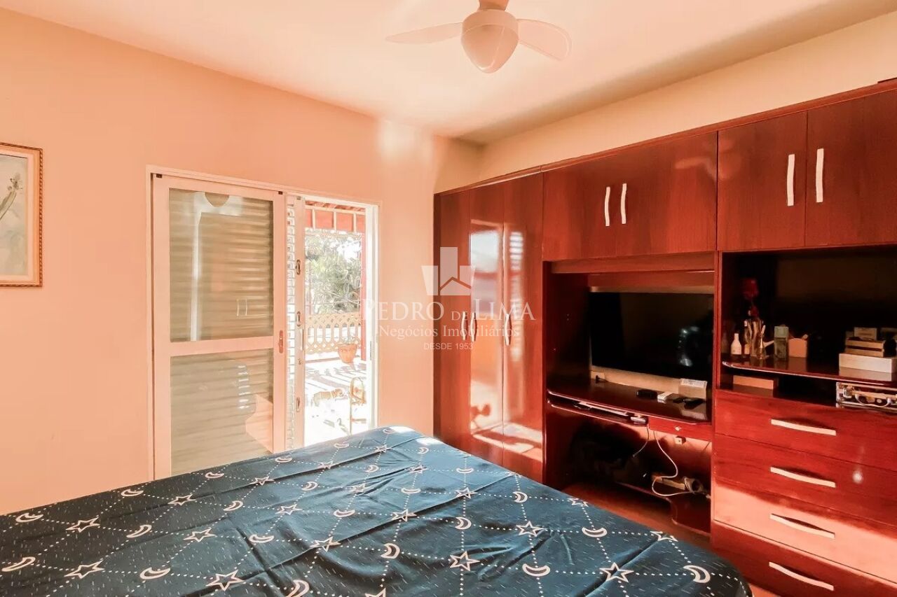 Sobrado Frontal na Vila Ré 178 m² sendo 4 dormitórios, 1 suíte, 2 vagas e edícula  nos fundos 