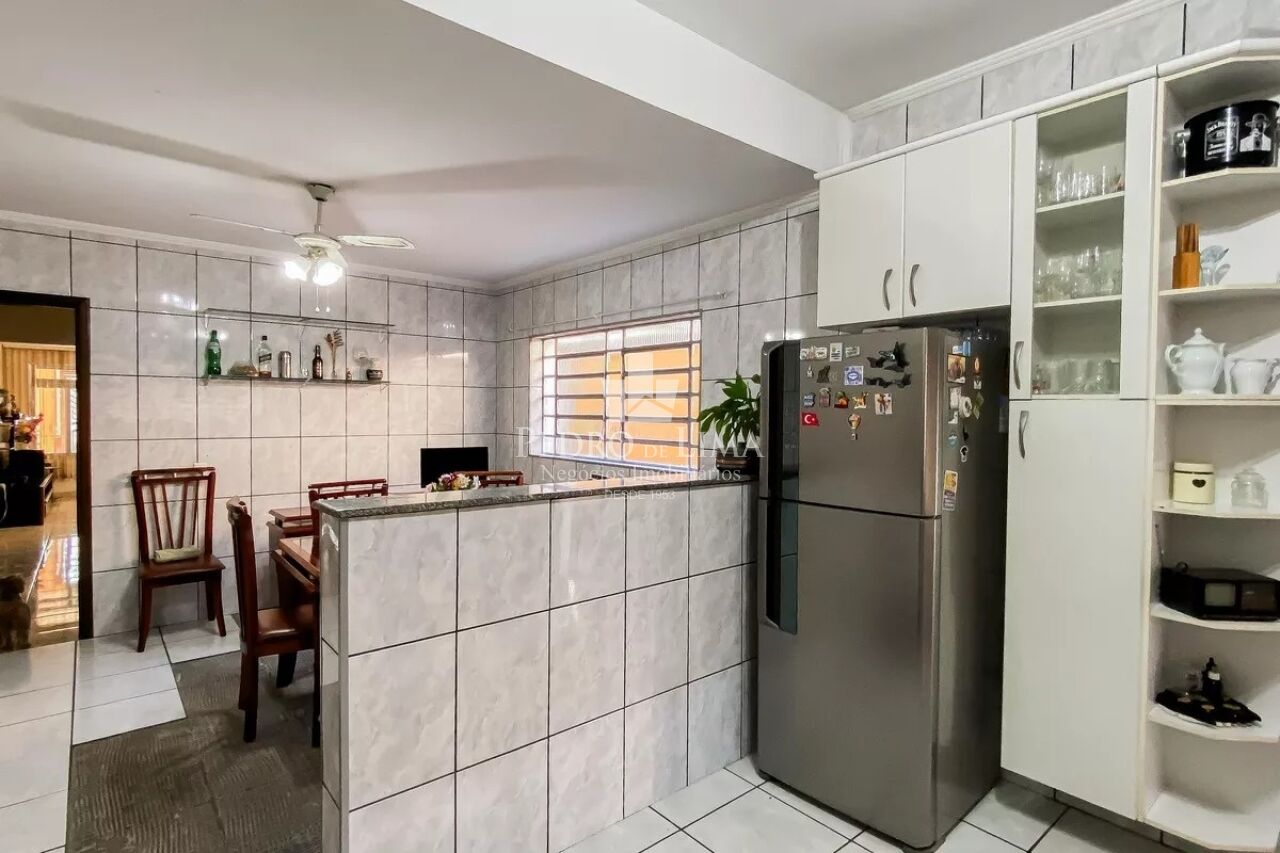imagem do imovel Sobrado Frontal na Vila Ré 178 m² sendo 4 dormitórios, 1 suíte, 2 vagas e edícula  nos fundos  ref: PE44933