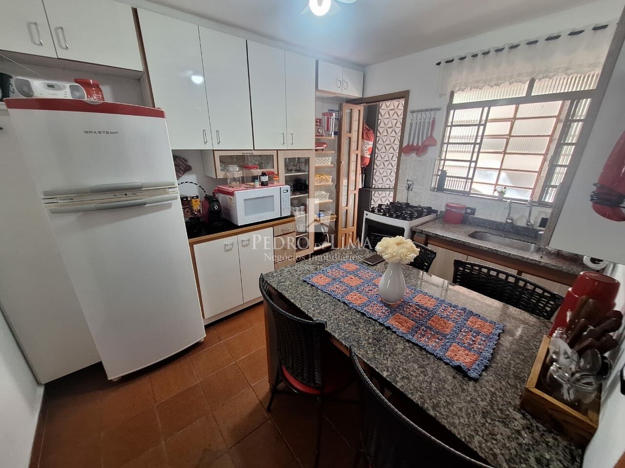 Salão comercial com 3 casas residenciais na Penha