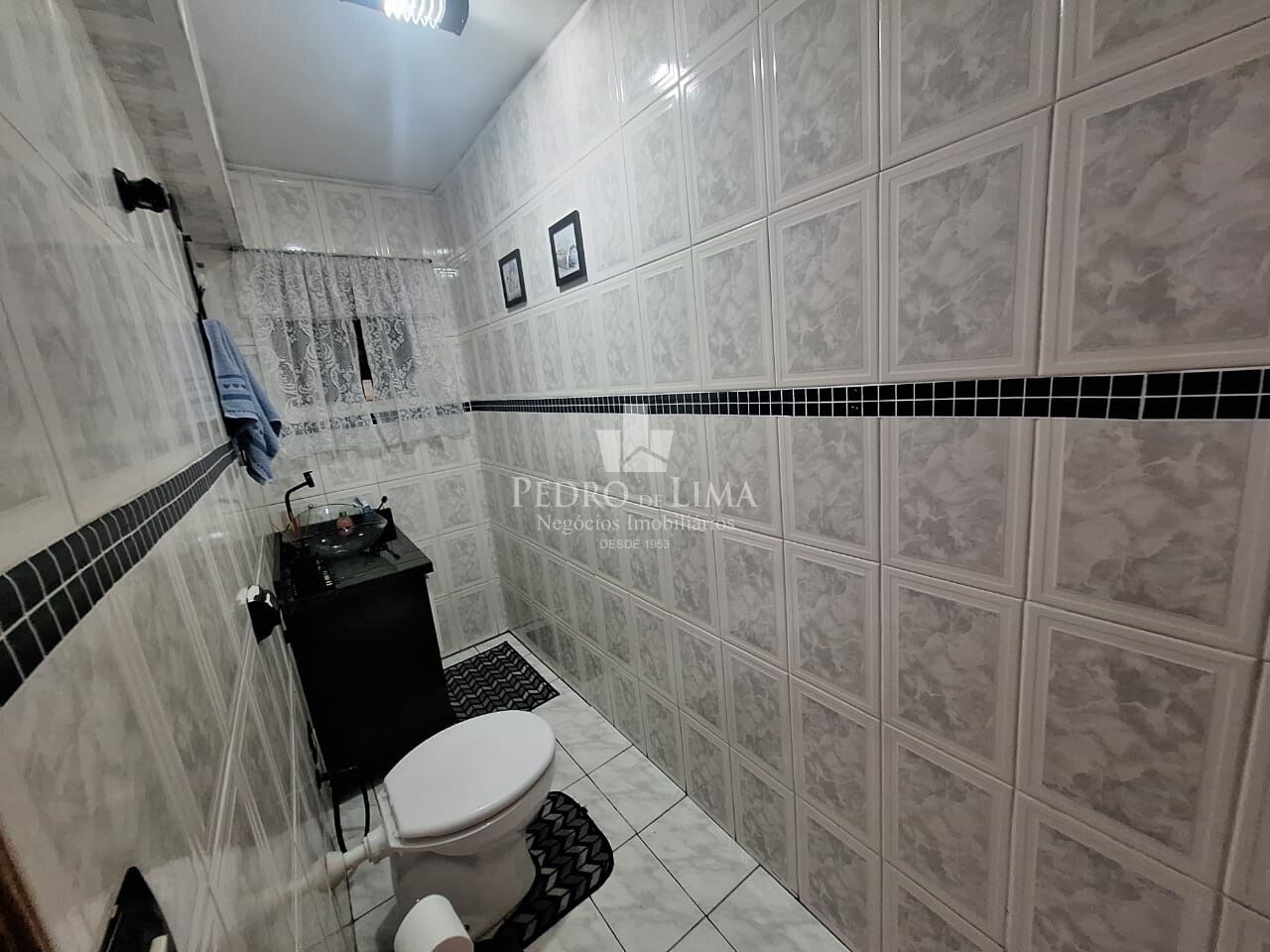 Salão comercial com 3 casas residenciais na Penha