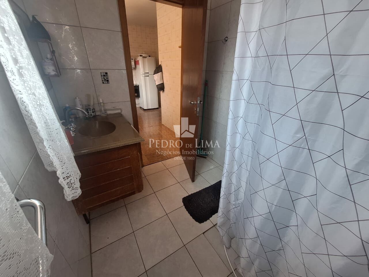 Salão comercial com 3 casas residenciais na Penha