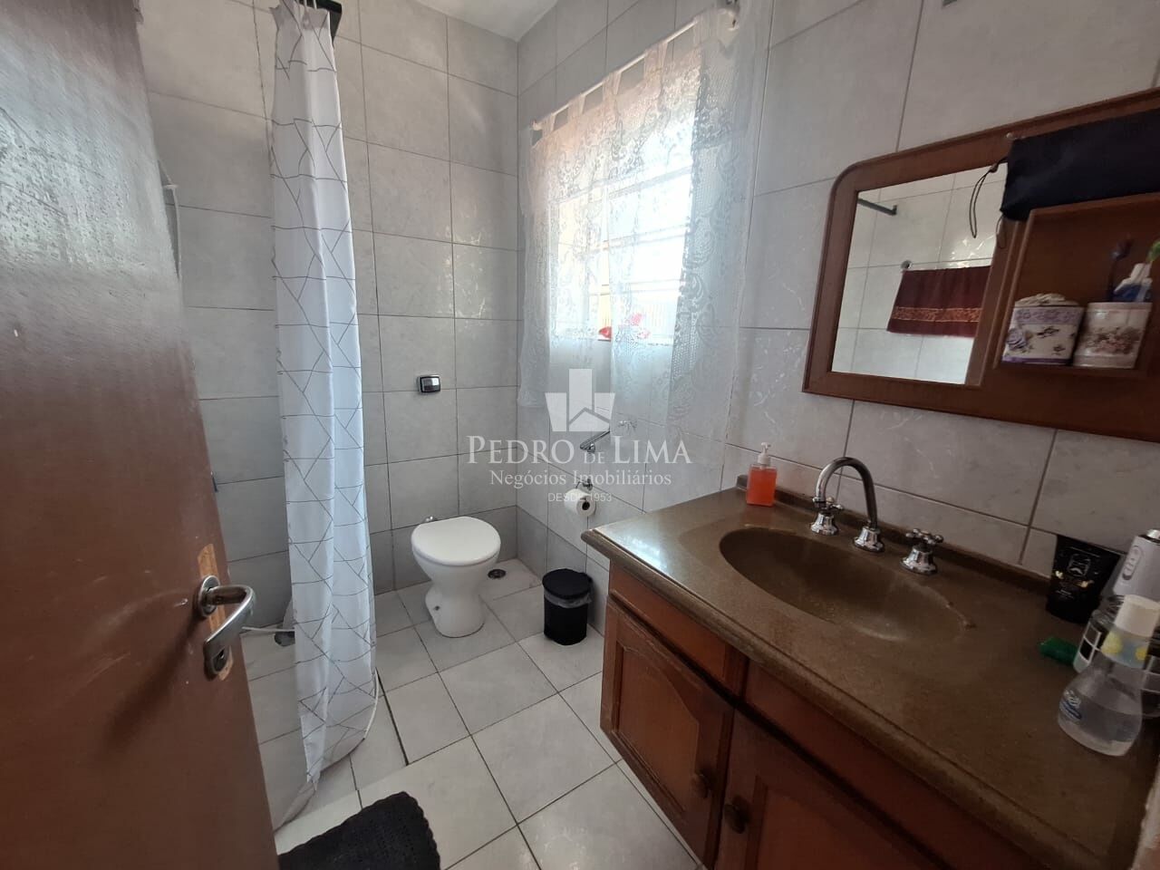 Salão comercial com 3 casas residenciais na Penha
