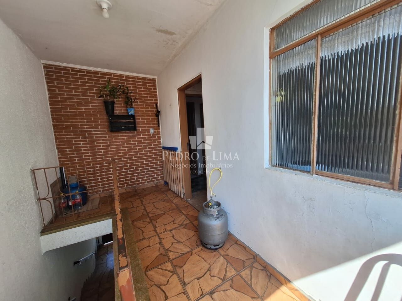 Salão comercial com 3 casas residenciais na Penha