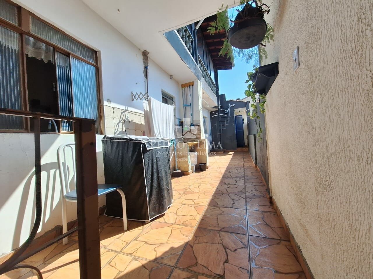 Salão comercial com 3 casas residenciais na Penha