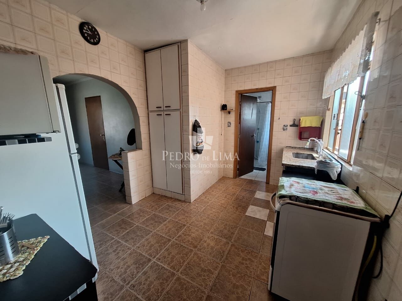 Salão comercial com 3 casas residenciais na Penha