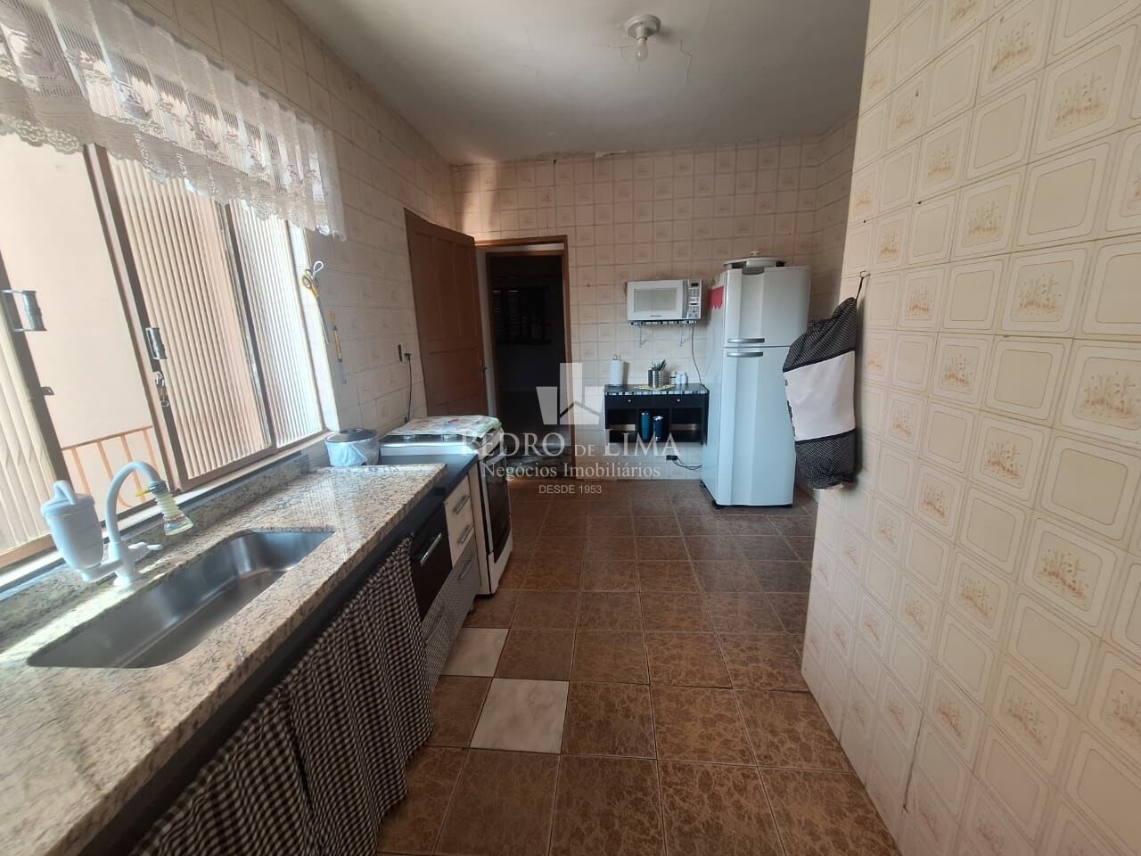 Salão comercial com 3 casas residenciais na Penha