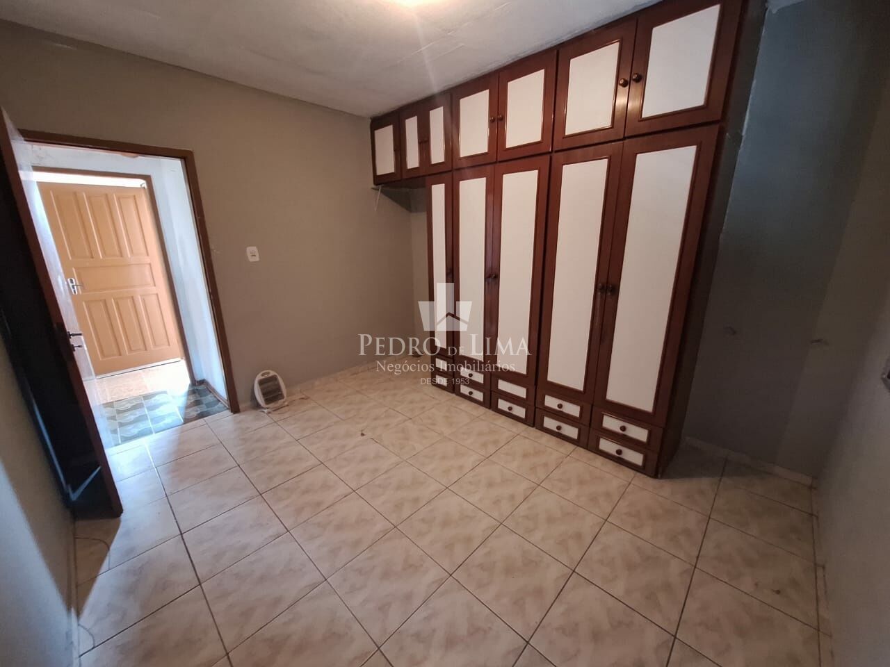 Salão comercial com 3 casas residenciais na Penha
