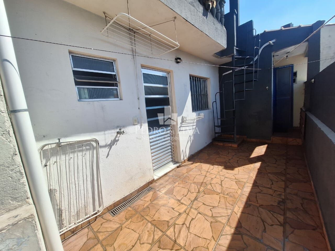Salão comercial com 3 casas residenciais na Penha