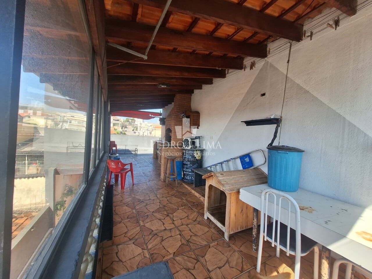 Salão comercial com 3 casas residenciais na Penha