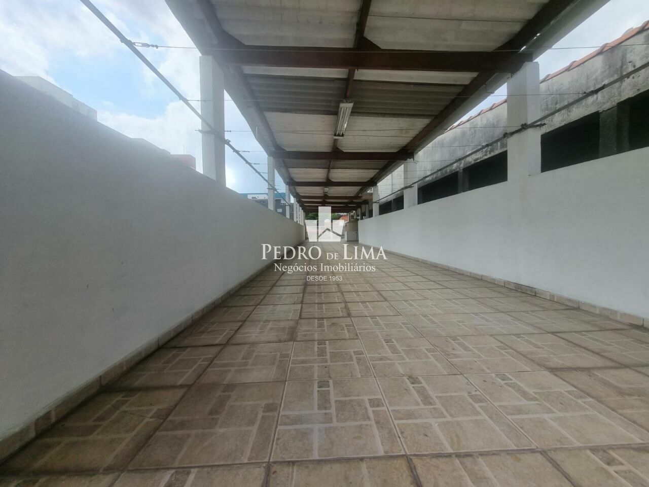 Sobrado com 3 suítes, 2 vagas cobertas 250 m², região da Penha