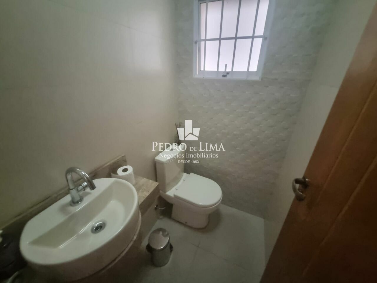 Sobrado com 3 suítes, 2 vagas cobertas 250 m², região da Penha