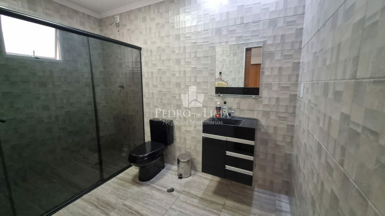 Sobrado com 3 suítes, 2 vagas cobertas 250 m², região da Penha
