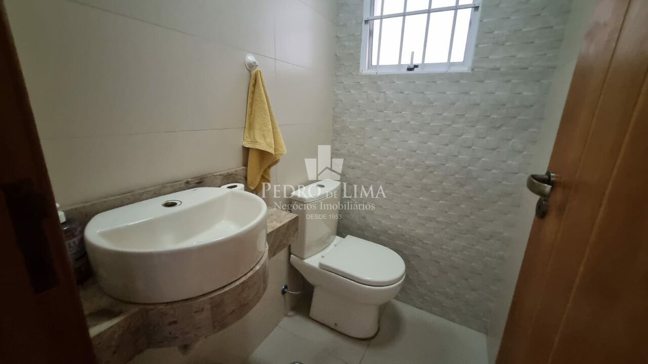 Sobrado com 3 suítes, 2 vagas cobertas 250 m², região da Penha