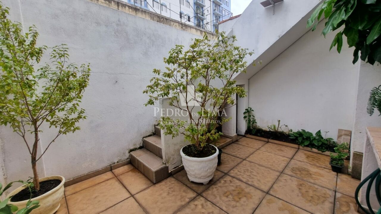 Sobrado com 3 suítes, 2 vagas cobertas 250 m², região da Penha