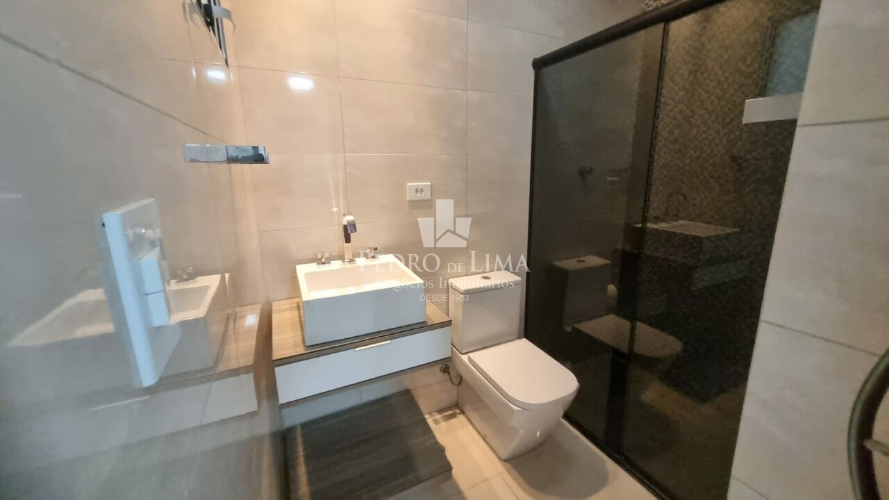 Sobrado com 3 suítes, 2 vagas cobertas 250 m², região da Penha
