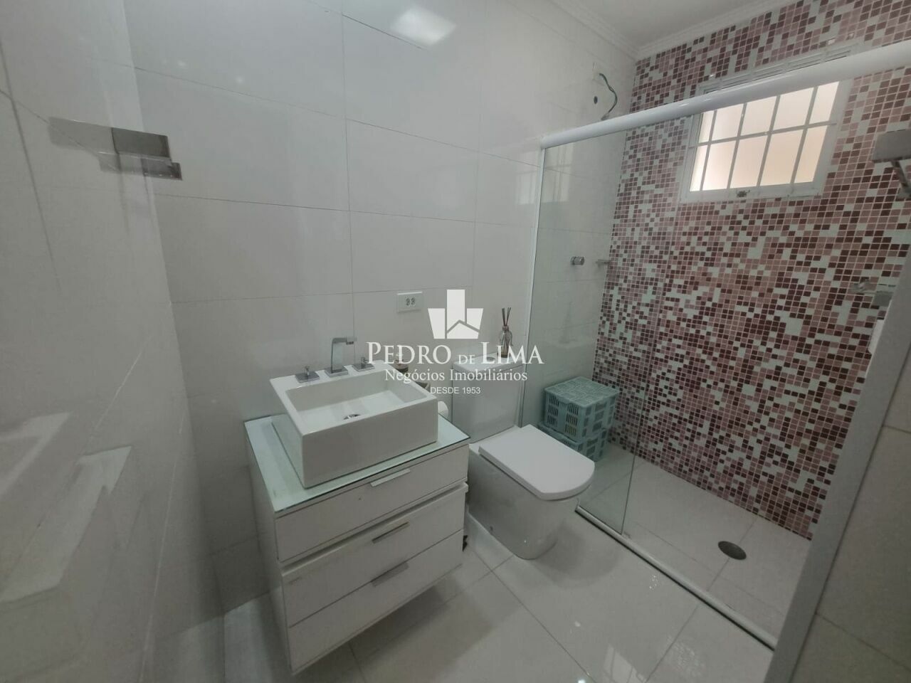 Sobrado com 3 suítes, 2 vagas cobertas 250 m², região da Penha