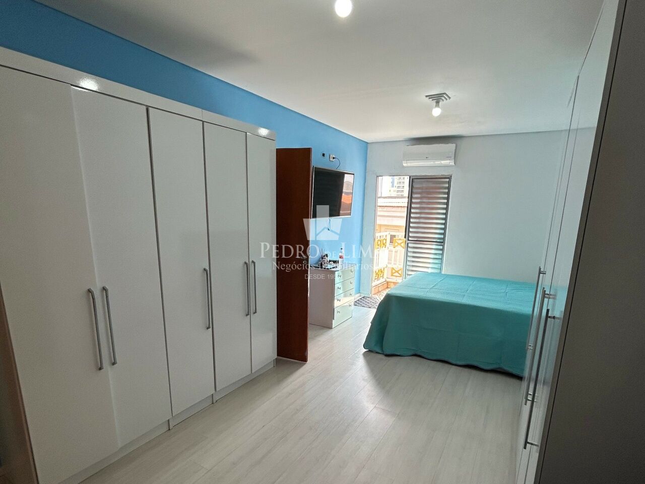 Sobrado de alto padrão com 5 dormitórios, sendo 4 suítes, 6 vagas e 280 m² na Vila Matilde.