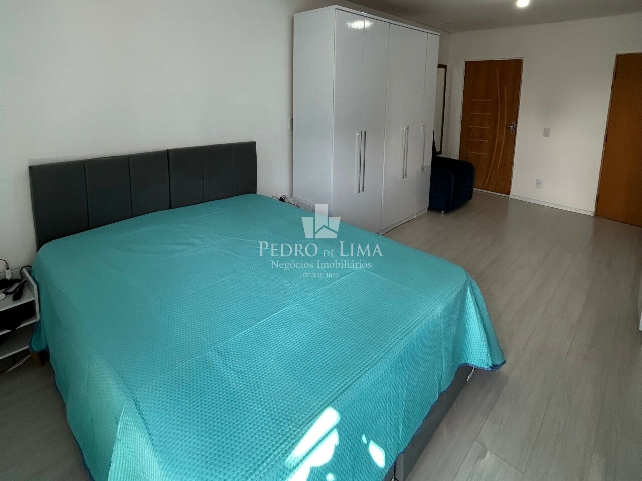 Sobrado de alto padrão com 5 dormitórios, sendo 4 suítes, 6 vagas e 280 m² na Vila Matilde.