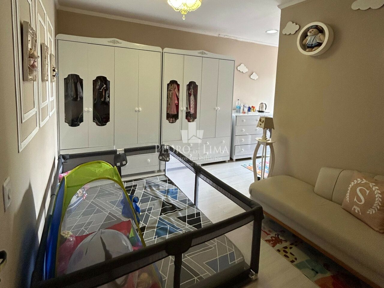 Sobrado de alto padrão com 5 dormitórios, sendo 4 suítes, 6 vagas e 280 m² na Vila Matilde.