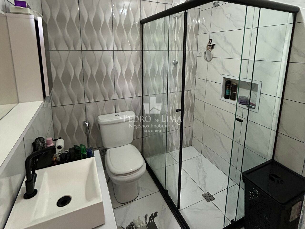 Sobrado de alto padrão com 5 dormitórios, sendo 4 suítes, 6 vagas e 280 m² na Vila Matilde.