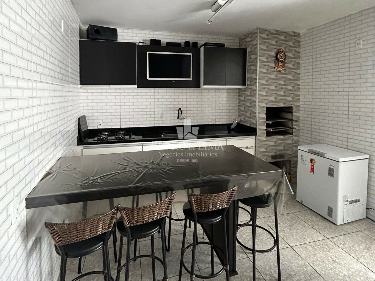 Sobrado de alto padrão com 5 dormitórios, sendo 4 suítes, 6 vagas e 280 m² na Vila Matilde.