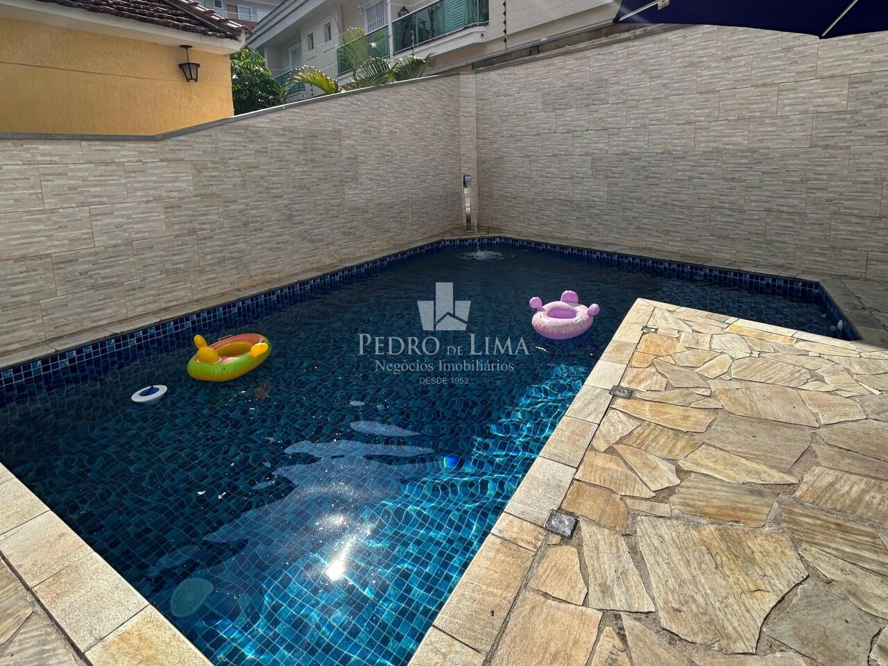 Sobrado de alto padrão com 5 dormitórios, sendo 4 suítes, 6 vagas e 280 m² na Vila Matilde.