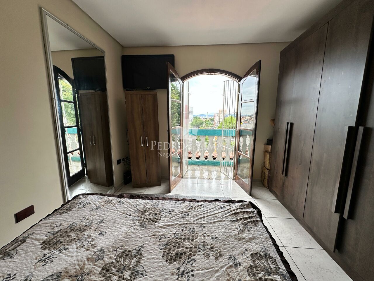 Sobrado frontal 3 dormitórios, 3 vagas, varanda, área gourmet e 186 m² - Vila Jacui