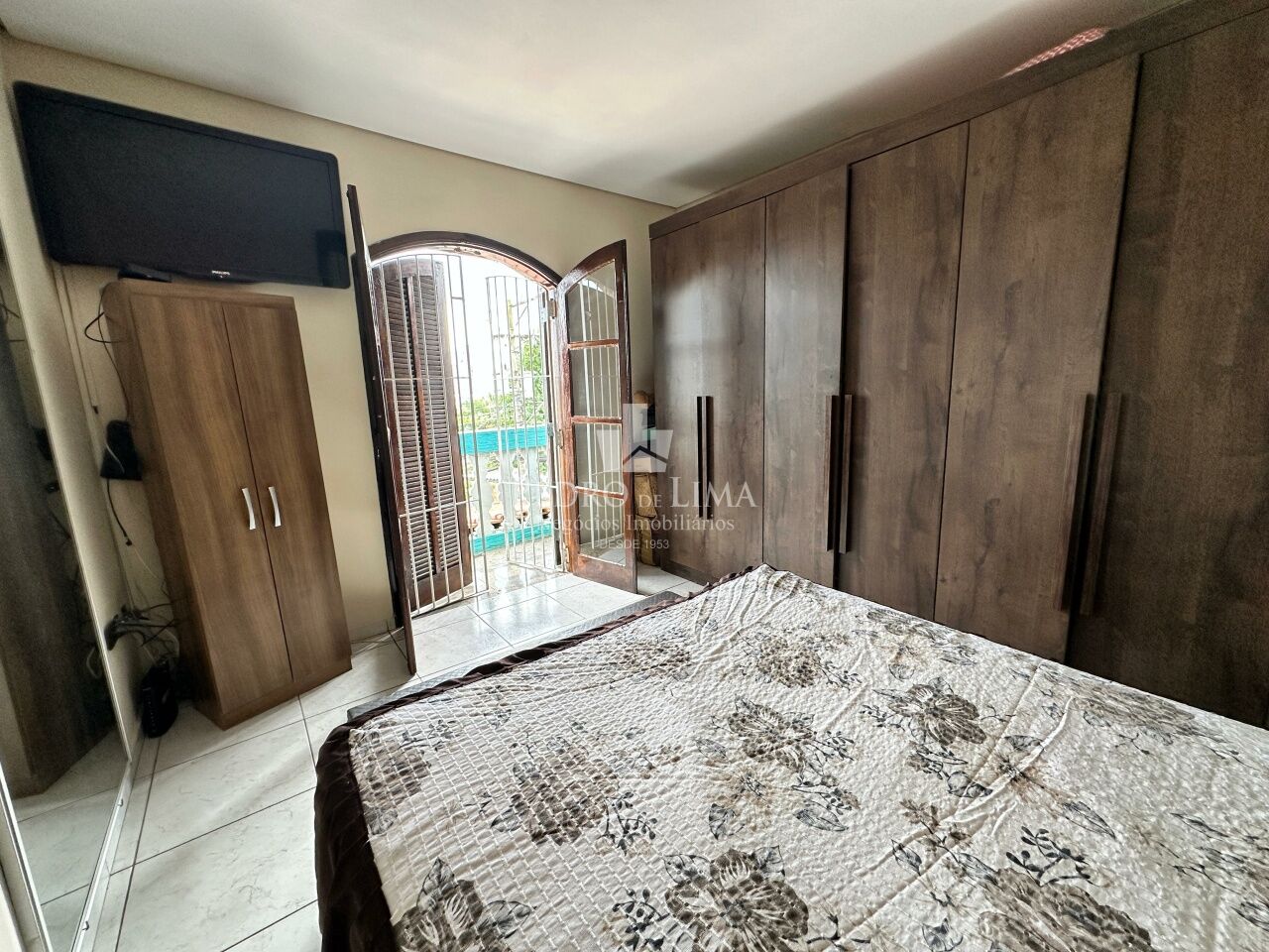 Sobrado frontal 3 dormitórios, 3 vagas, varanda, área gourmet e 186 m² - Vila Jacui