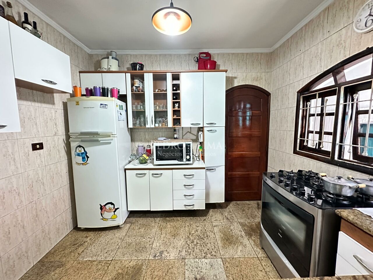 Sobrado frontal 3 dormitórios, 3 vagas, varanda, área gourmet e 186 m² - Vila Jacui