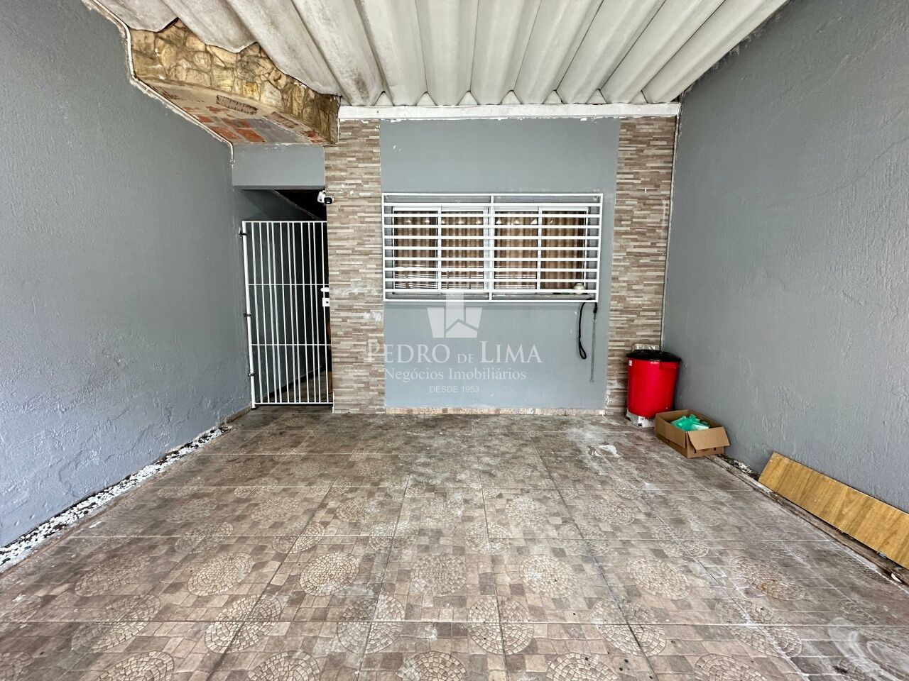 Sobrado frontal 3 dormitórios, 2 vagas, corredor lateral e quintal na Vila Marieta - Penha
