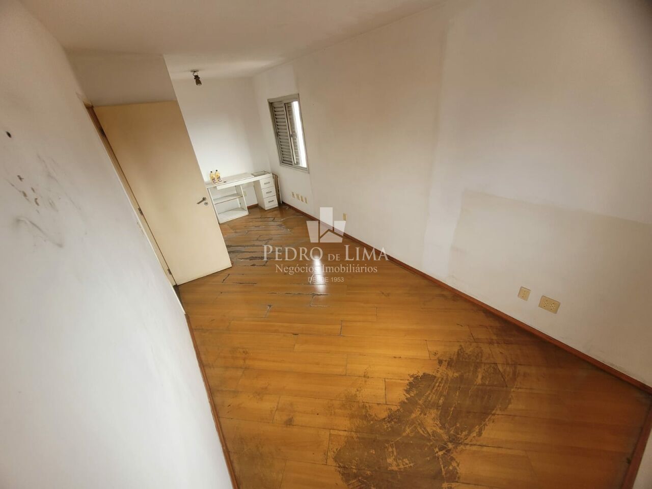 Apartamento no Condomínio Algarve com 2 suítes e duas vagas de garagem na Penha