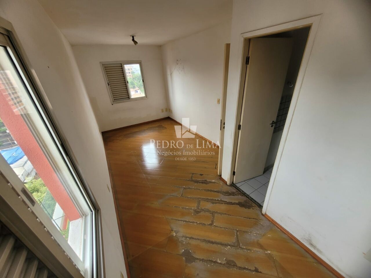 Apartamento no Condomínio Algarve com 2 suítes e duas vagas de garagem na Penha