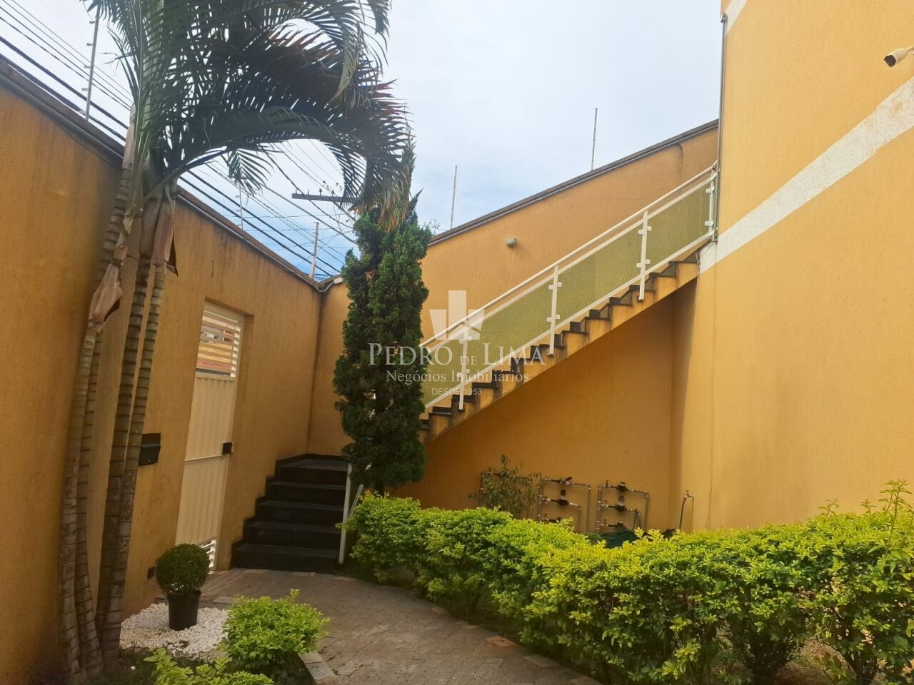Sobrado de Condomínio em porcelanato com 2 suítes e 1 vaga na Vila Matilde