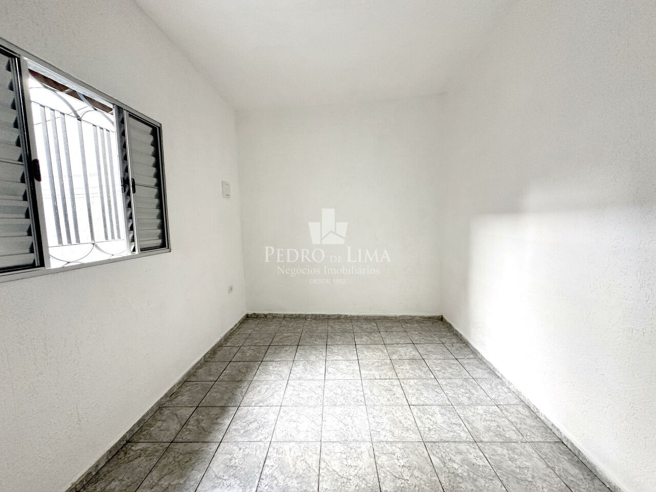 Casa Térrea, terreno 6,20x20 com 1 quarto, 1 vaga e quintal frontal amplo na Penha