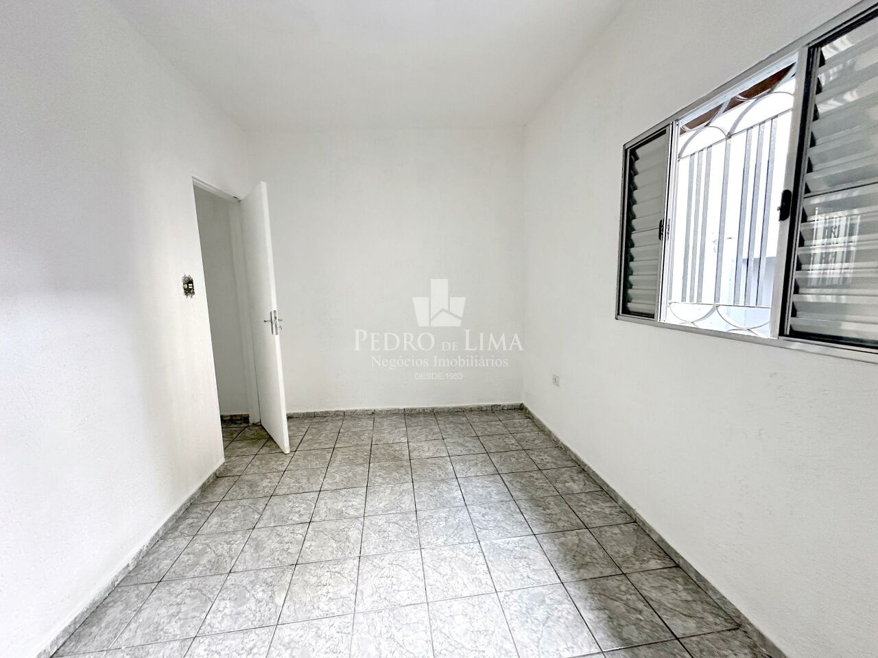 Casa Térrea, terreno 6,20x20 com 1 quarto, 1 vaga e quintal frontal amplo na Penha