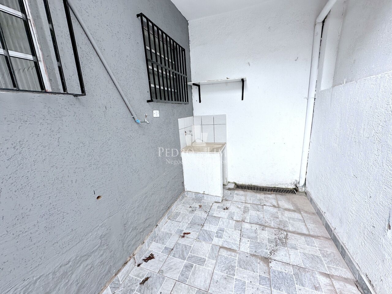 Casa Térrea, terreno 6,20x20 com 1 quarto, 1 vaga e quintal frontal amplo na Penha