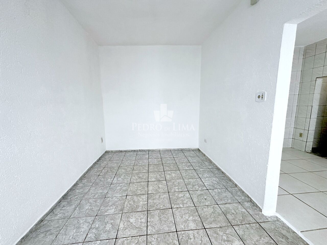 Casa Térrea, terreno 6,20x20 com 1 quarto, 1 vaga e quintal frontal amplo na Penha