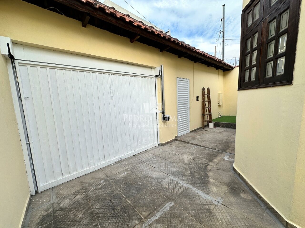 Casa Térrea 2 dormitórios, corredor lateral, quintal e 2 vagas na Penha