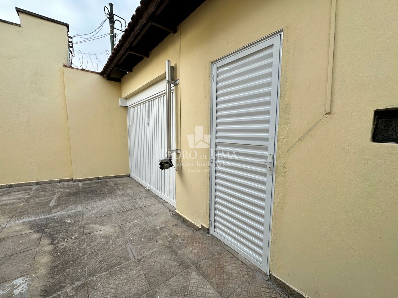 Casa Térrea 2 dormitórios, corredor lateral, quintal e 2 vagas na Penha