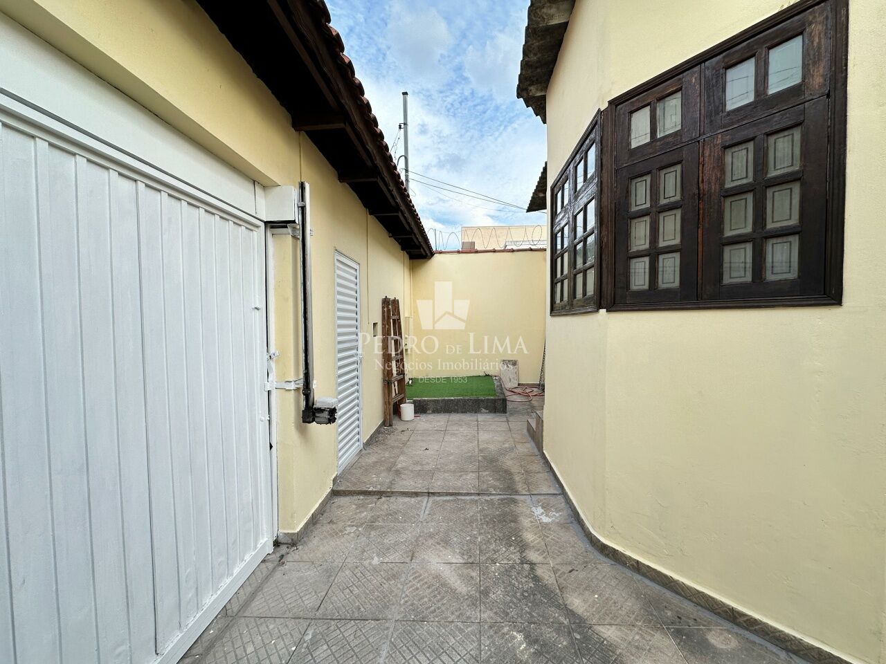 Casa Térrea 2 dormitórios, corredor lateral, quintal e 2 vagas na Penha