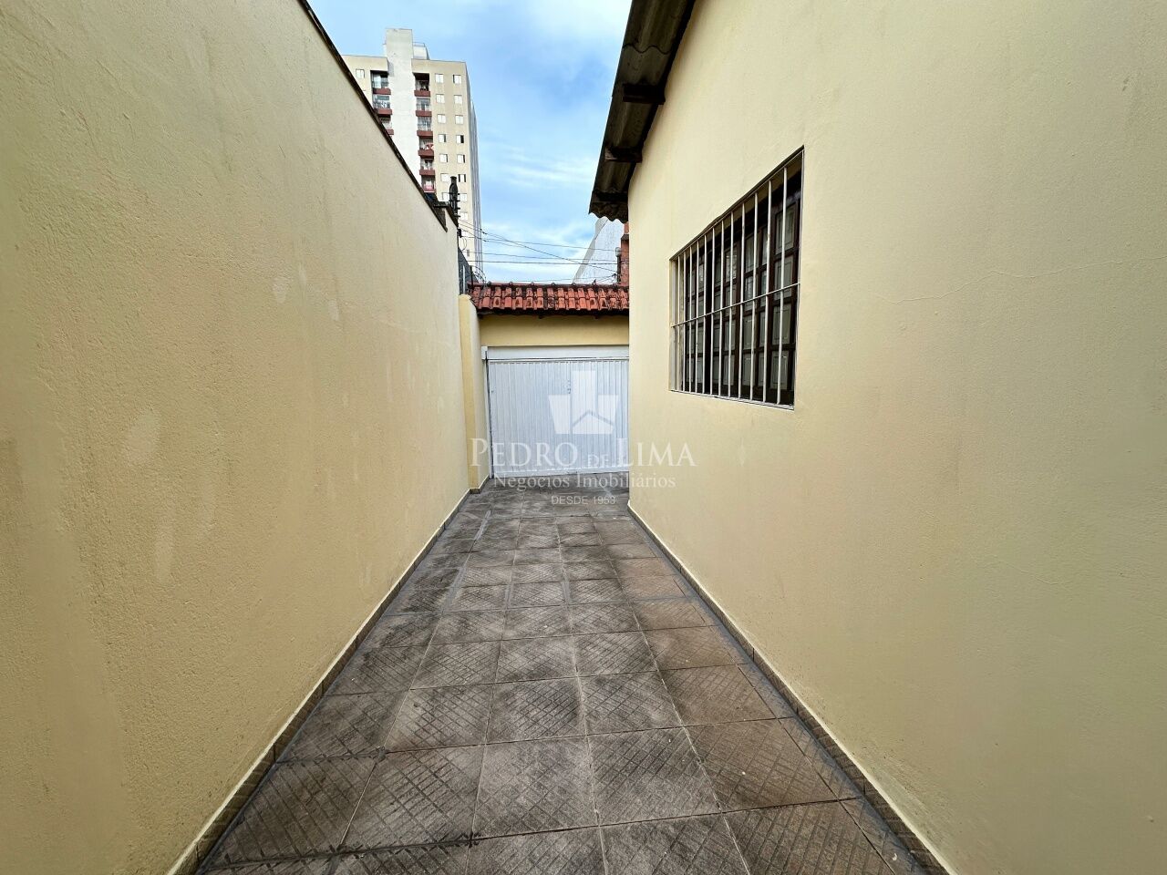 Casa Térrea 2 dormitórios, corredor lateral, quintal e 2 vagas na Penha