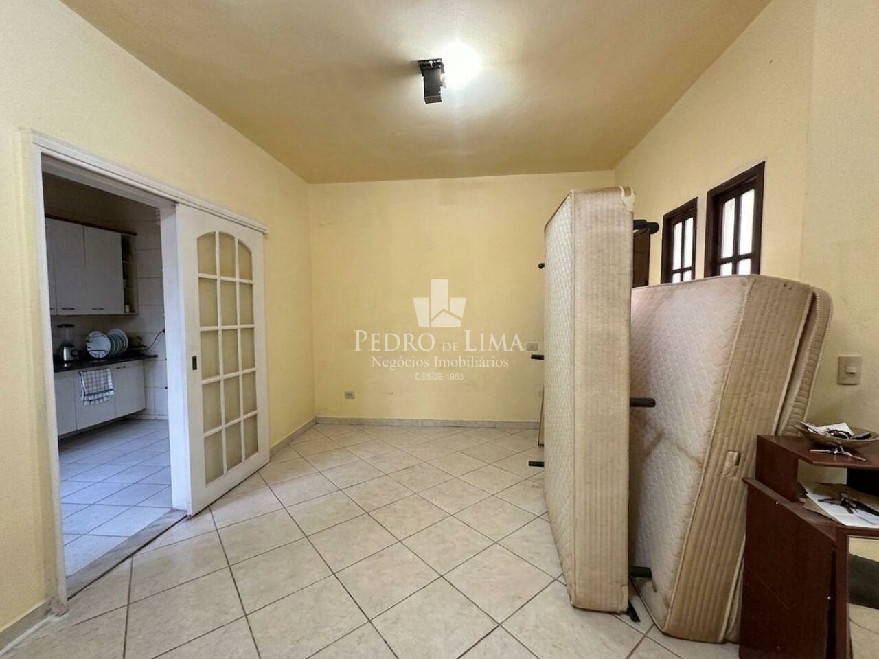 Casa Térrea 2 dormitórios, corredor lateral, quintal e 2 vagas na Penha
