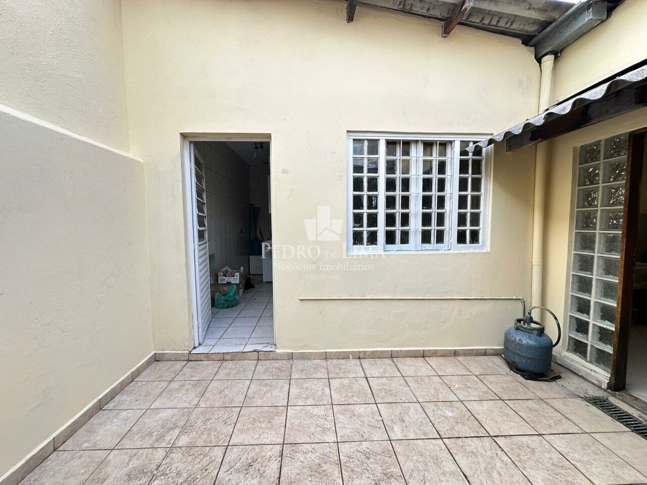 Casa Térrea 2 dormitórios, corredor lateral, quintal e 2 vagas na Penha