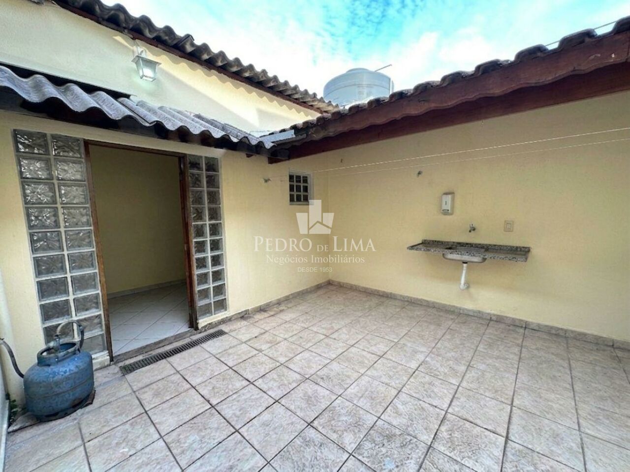 Casa Térrea 2 dormitórios, corredor lateral, quintal e 2 vagas na Penha