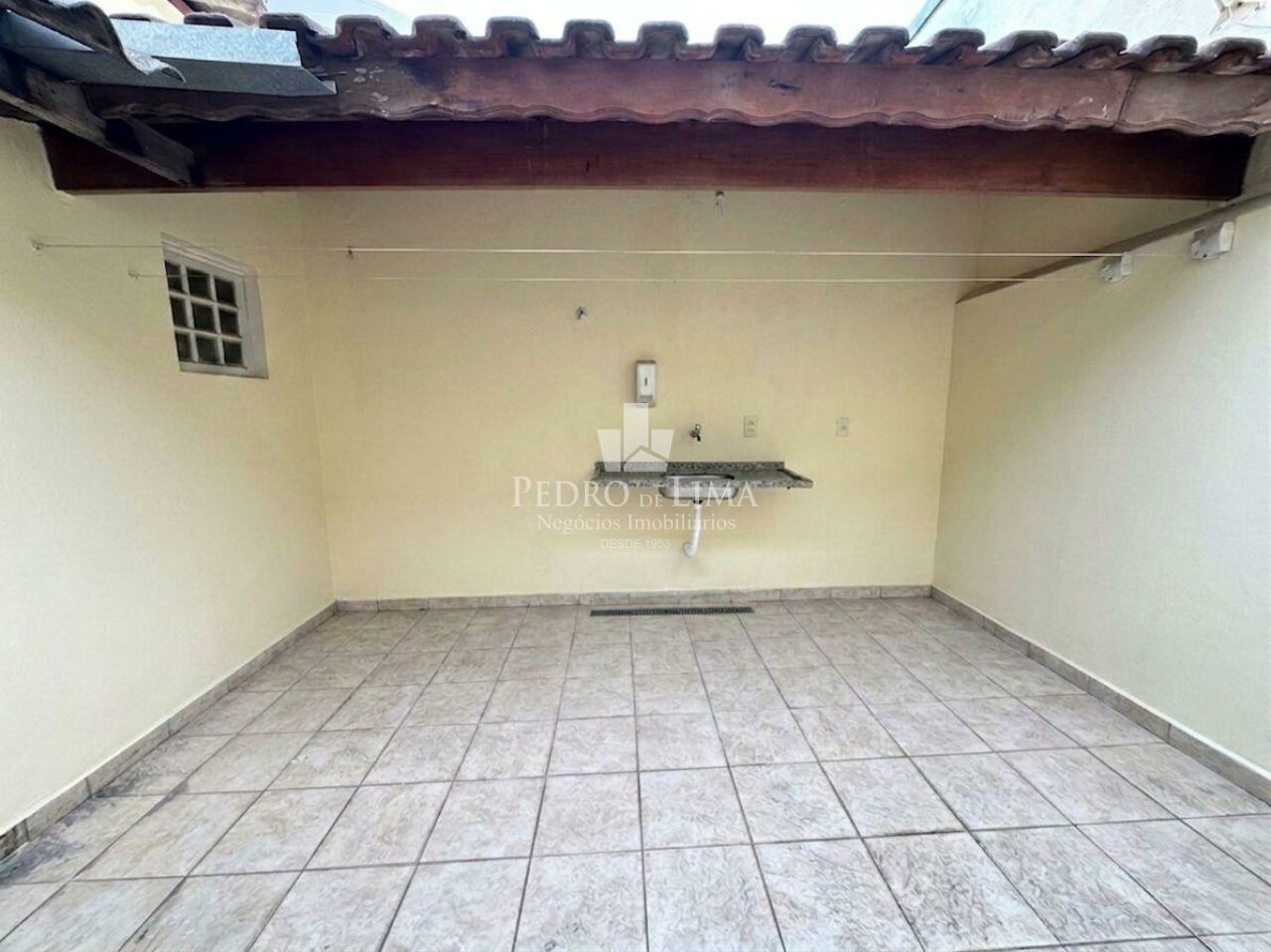 Casa Térrea 2 dormitórios, corredor lateral, quintal e 2 vagas na Penha