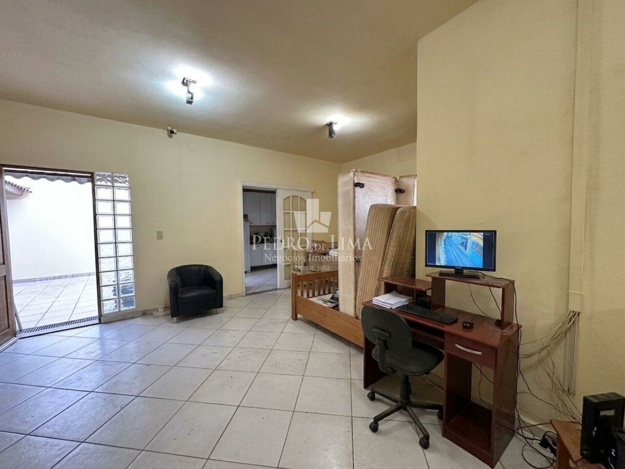 Casa Térrea 2 dormitórios, corredor lateral, quintal e 2 vagas na Penha