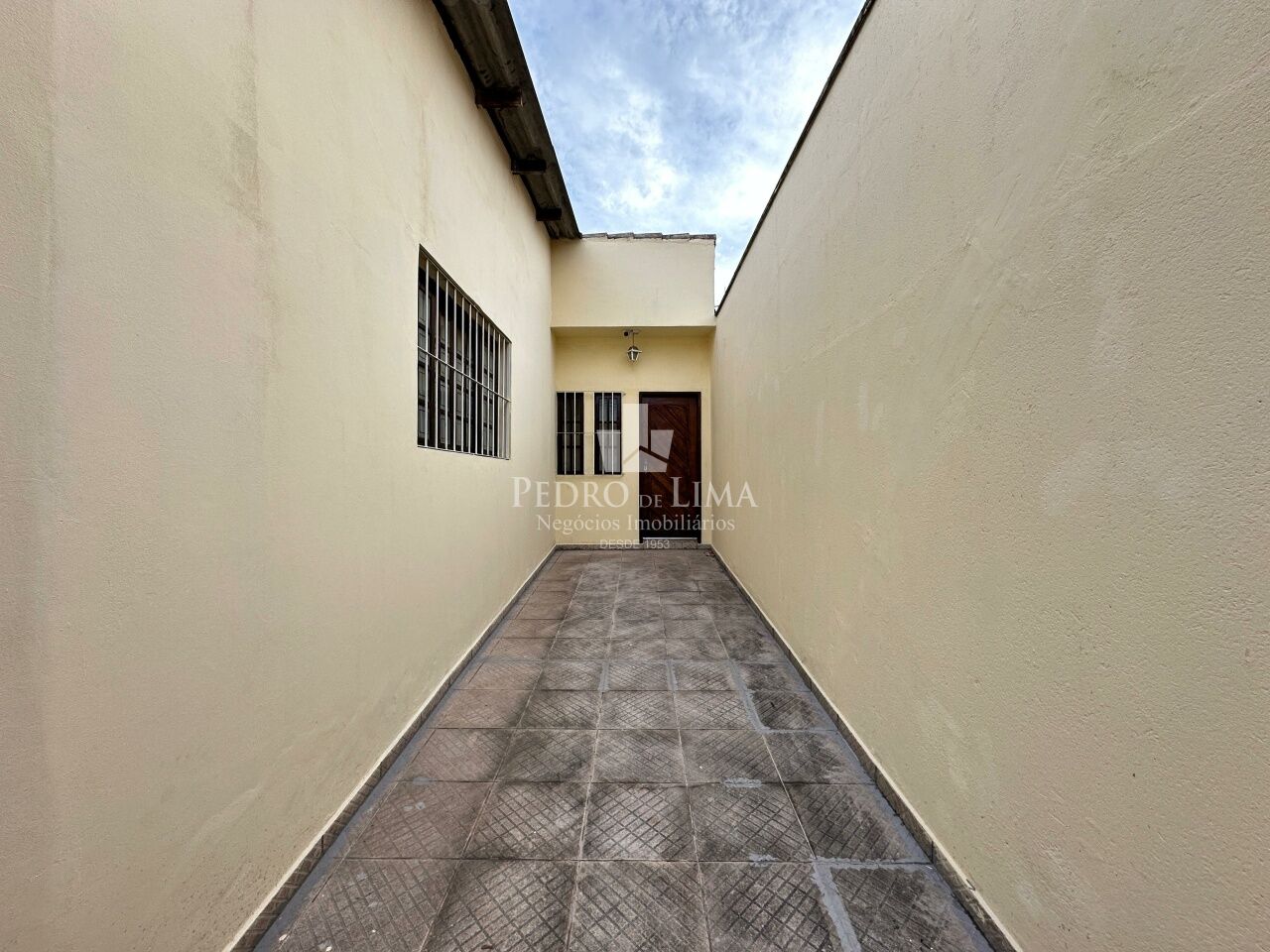 Casa Térrea 2 dormitórios, corredor lateral, quintal e 2 vagas na Penha