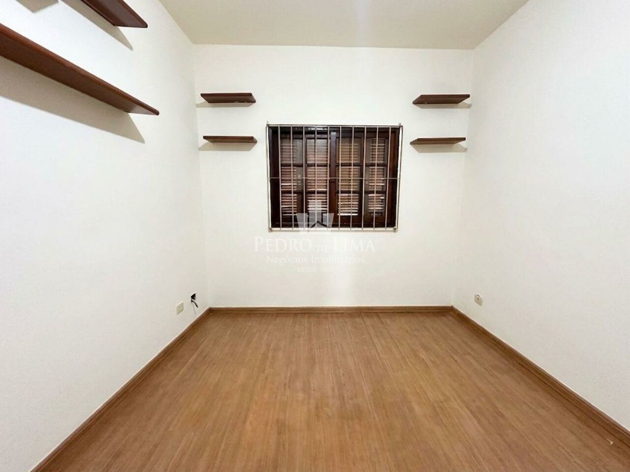 Casa Térrea 2 dormitórios, corredor lateral, quintal e 2 vagas na Penha