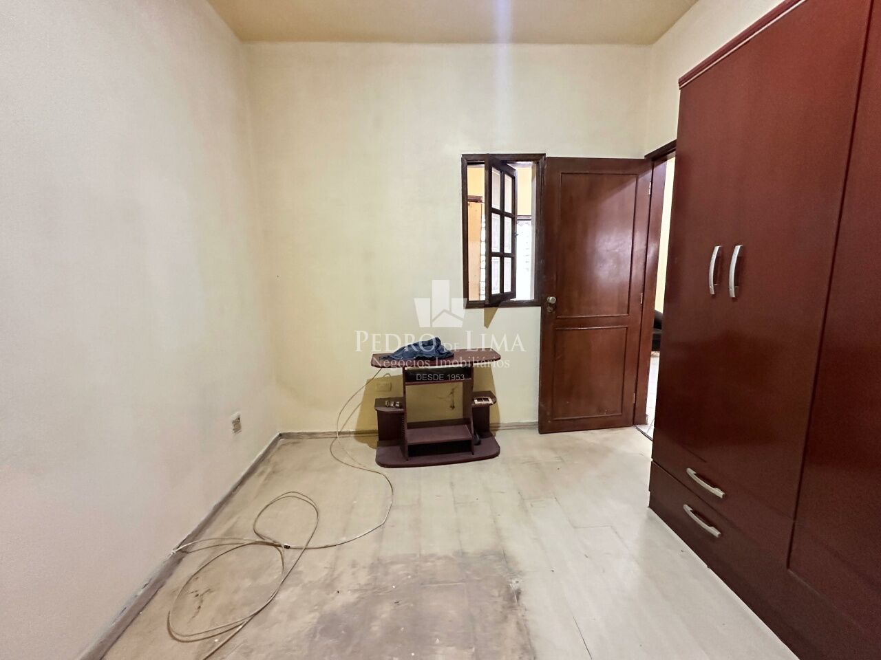 Casa Térrea 2 dormitórios, corredor lateral, quintal e 2 vagas na Penha