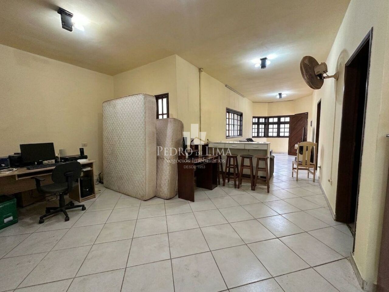 Casa Térrea 2 dormitórios, corredor lateral, quintal e 2 vagas na Penha